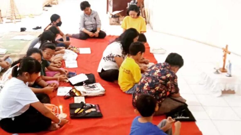 Doa Rosario di Minggu Gembira PIA Paroki Palur 3