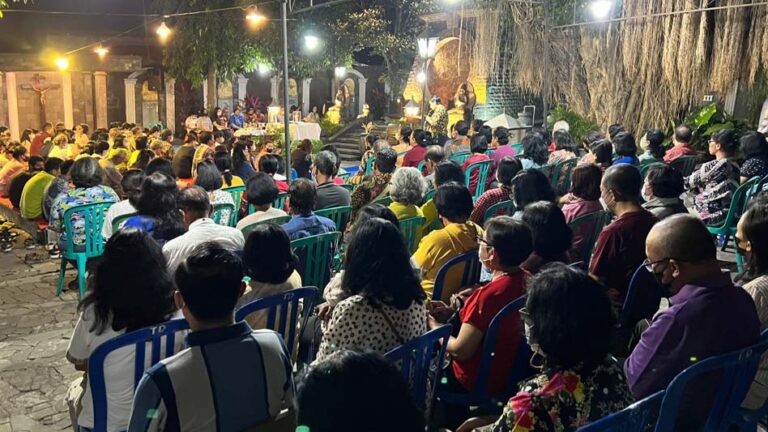 Suasana di Taman Doa Alpha dan Omega tampak ramai dan penuh berkat.