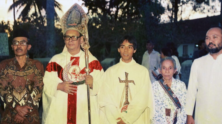 Bersama Ibu dan Bp. Kardinal saat Tahbisan di Ganjuran