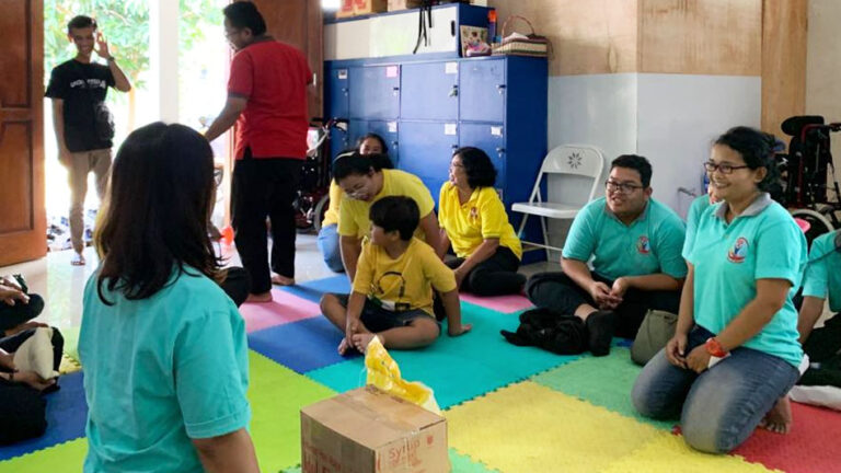 Penyerahan sumbangan berupa sembako kepada Yayasan Pangon Utomo