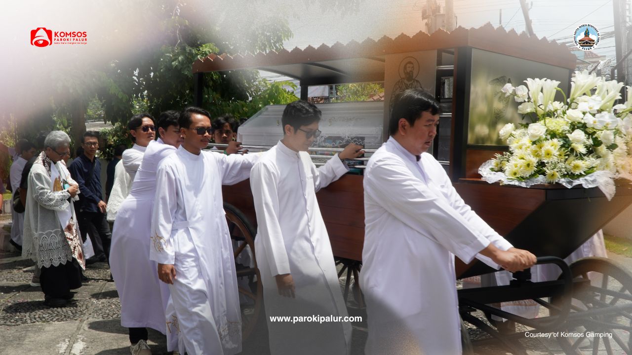 Lantunan doa dan bunyi lonceng bersahutan, mengiringi kereta jenazah