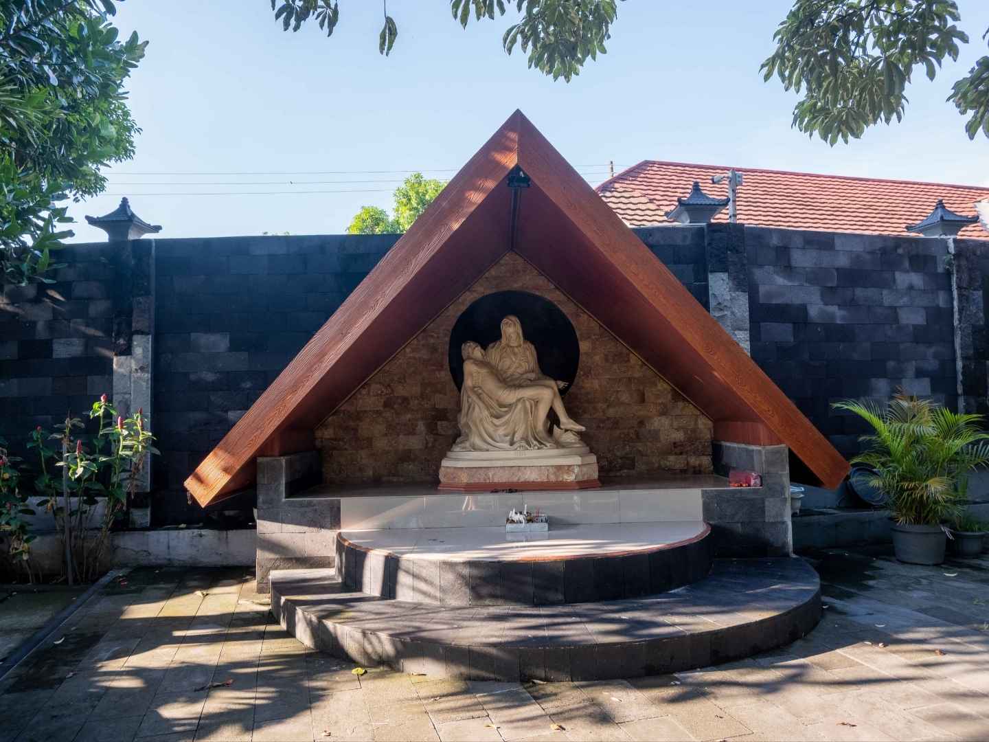 Patung Pieta Goa Maria Alfa Omega